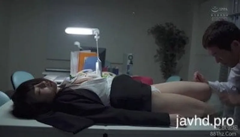 Cho em nhân viên uống thuốc ngủ rồi hiếp suzu harumiya